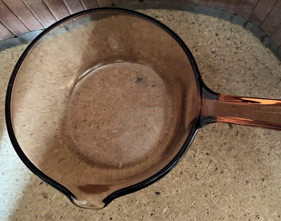 Image 1 of 1-liter amberkleurige glazen steelpan, Vision Corning Frankrijk