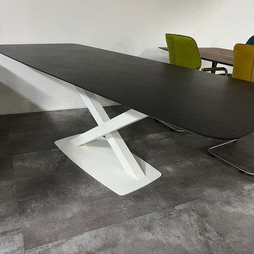 Oxxi – Bert Plantagie, eettafels (photo 2 of 3)