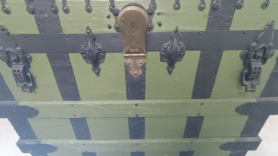 Image 1 of Vieux coffre avec ferrures en métal noir