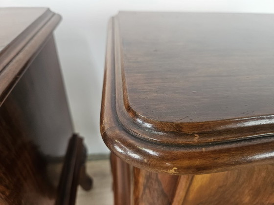 Image 1 of Mesitas de noche Chippendale con puertas curvas y patas talladas