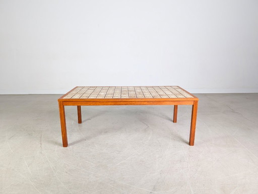 Mesa de centro brutalista original de mediados de siglo con azulejos de cerámica de teca largos
