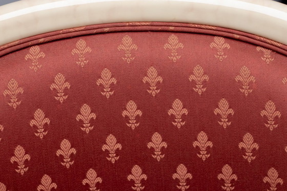 Image 1 of SILLÓN TRÜGGELMANN CON CUELLO DE CISNE — ESTRUCTURA DE MÁRMOL PINTADO Y DORADA, DAMASCO ROJO AMAPOLA