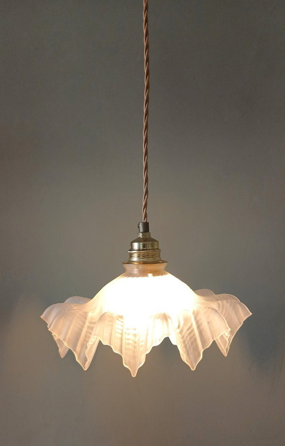 Image 1 of Lampe suspension vintage française en verre dépoli de style Clichy.