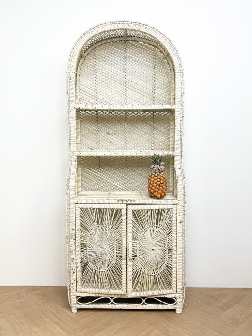 Bogenschrank aus Rattangeflecht mit Sonnenblumenmotiv