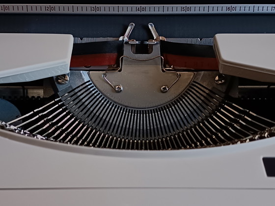 Image 1 of Macchina da scrivere Privileg 300 TR restaurata (1979) con carattere tipografico CUBE