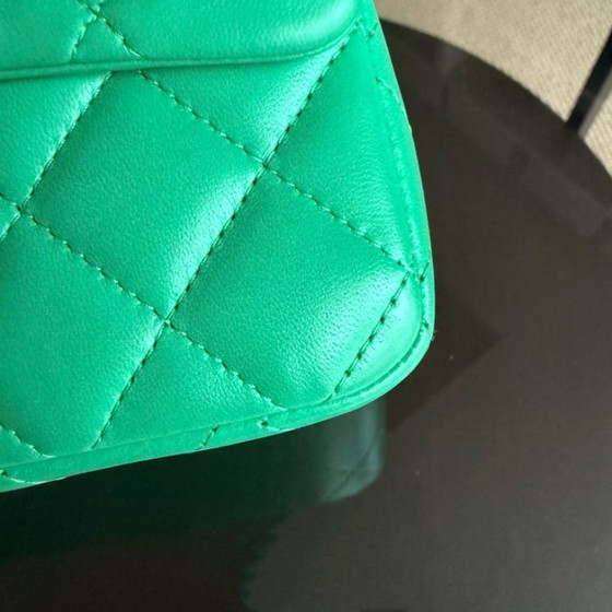 Image 1 of Chanel Classic Flap Mini - 20 cm gewatteerd lamsleer, groen, goudkleurige hardware, serie 18