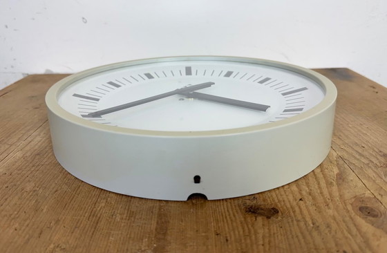 Image 1 of Orologio da parete industriale in bachelite grigia di Pragotron, anni '70
