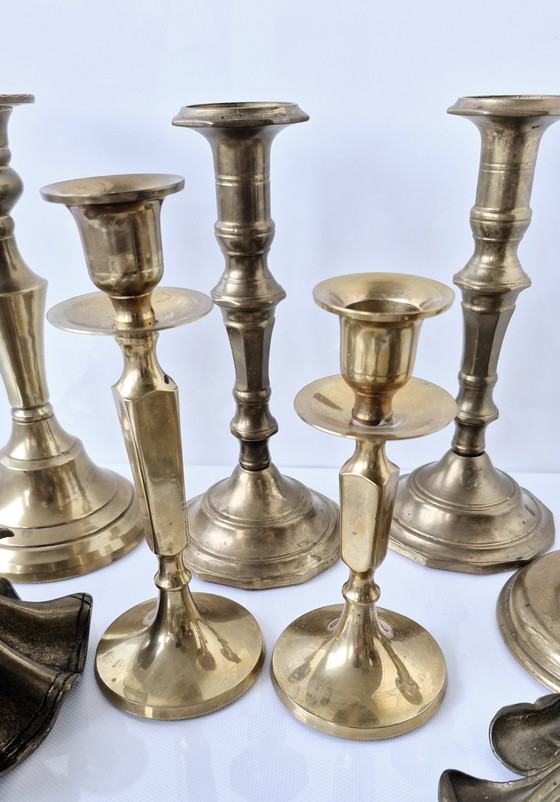 Image 1 of Collezione di 11 portacandele in ottone, che spaziano dallo stile antico a quello brutalista, per un peso di oltre 4,3 kg.