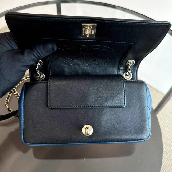 Image 1 of Chanel Seasonal Flap - Mademoiselle Small 23CM Kalfsleer Tweekleurig Zwart Blauw Gouden Hardware Serie 23