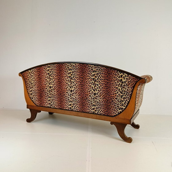Image 1 of Sofá Biedermeier antiguo con ribete de leopardo