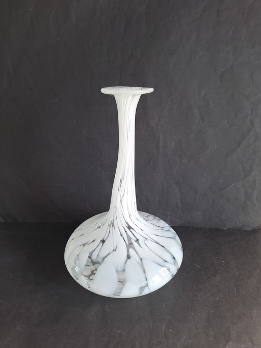 Jarrón Murano Venice UNICA de cuello largo con diseño de puntos blancos y cuerpo ancho. Década de 1980.
