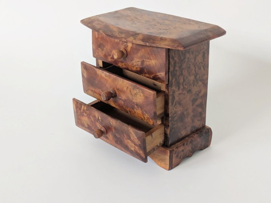 Image 1 of Boîte à bijoux en bois de ronce du milieu du siècle, Mini coffre fait à la main