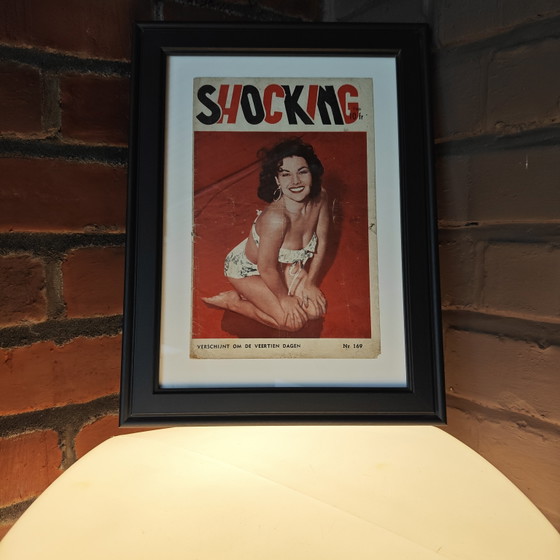 Image 1 of Originele ingelijste cover van een Belgisch pin-up magazine uit 1954 | Schokkend | Muurdecoratie uit het midden van de 20e eeuw
