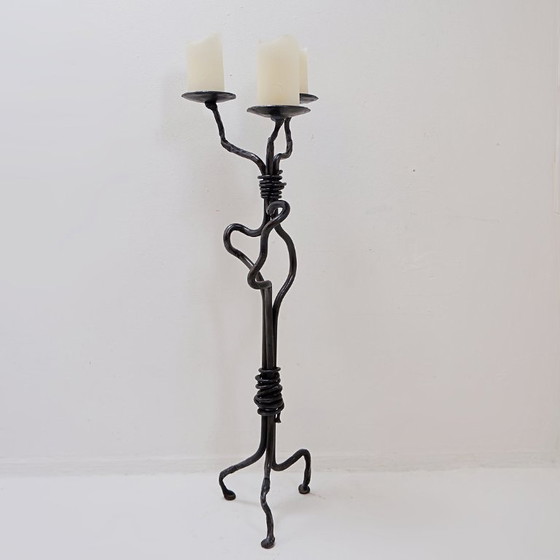 Image 1 of Grand candélabre en fer forgé au design abstrait et doté de trois porte-bougies