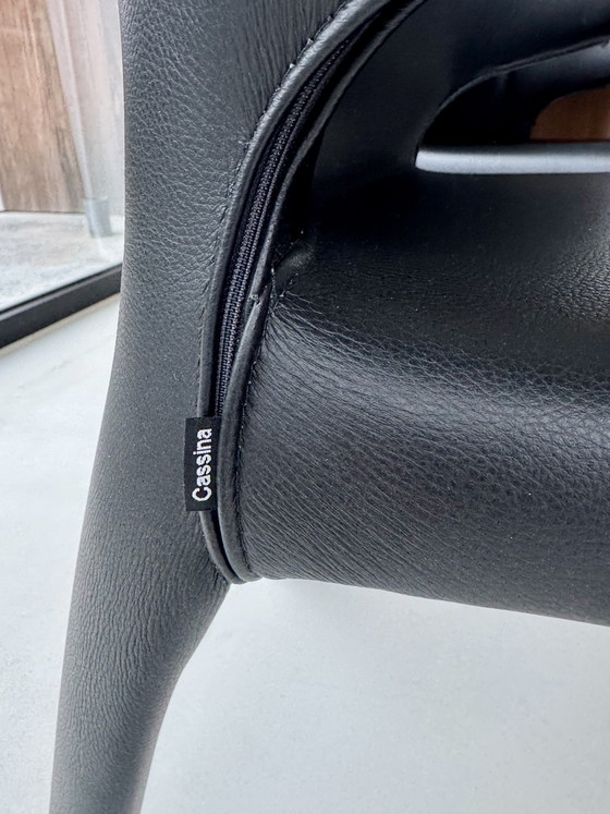 Image 1 of 6 chaises en cuir noir de chez Cassina