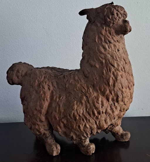 Estatua de llama de cerámica, hecha a mano.