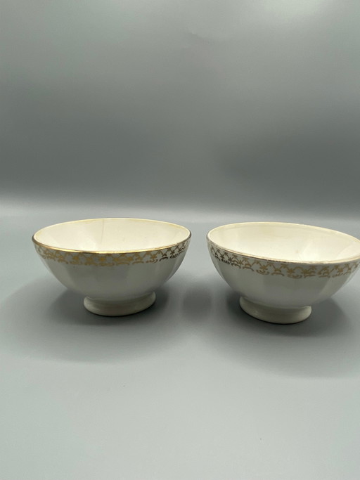 Deux coupes à cidre en porcelaine blanche – Frise dorée à motifs feuillagés – Belle Époque, vers 1500 – decoratieve objecten
