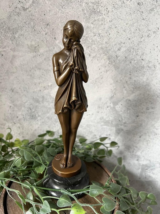 Bronzeskulptur einer stehenden Dame auf Marmorsockel