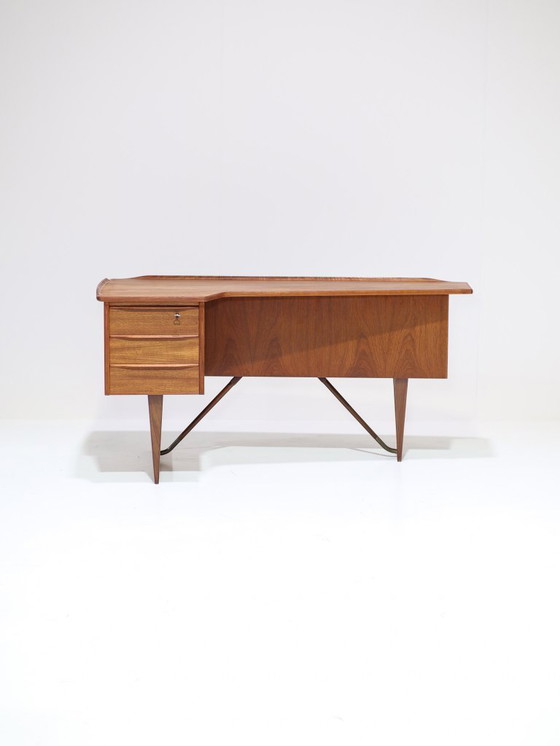 Image 1 of Freistehender Schreibtisch „Boomerang“ von Peter Løvig Nilsen