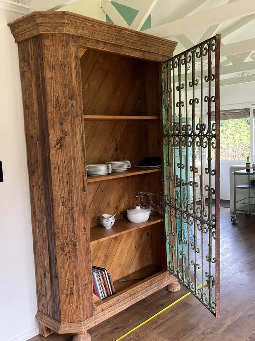 Antieke eikenhouten kast