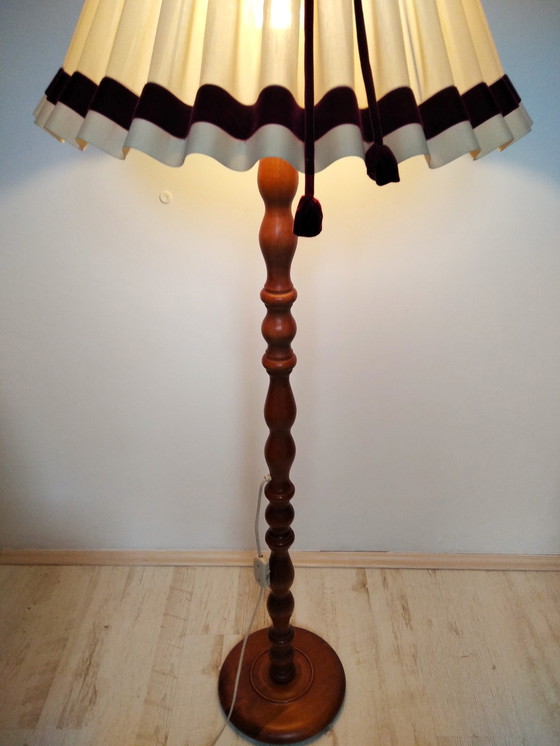 Image 1 of Lampadaire vintage en bois moyen avec son abat-jour d'origine, 1970's