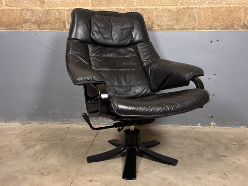 Sillón giratorio Skalma de diseño danés con otomana