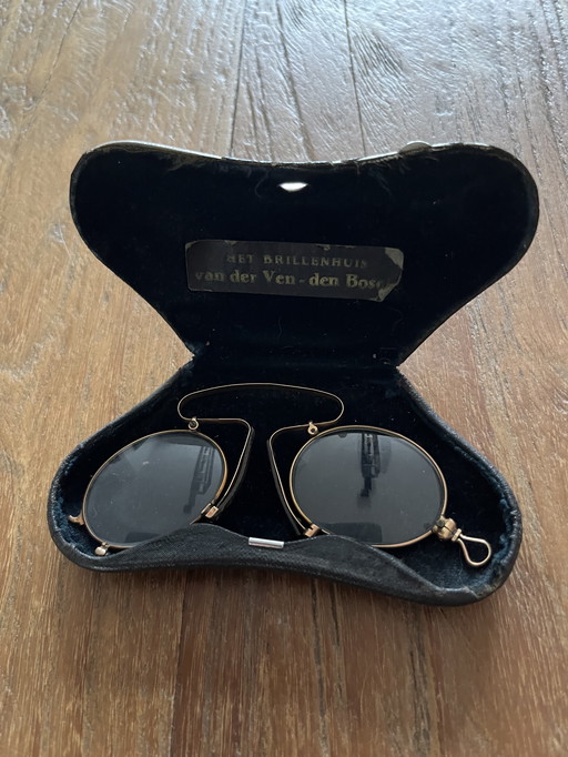 Antique glasses clip