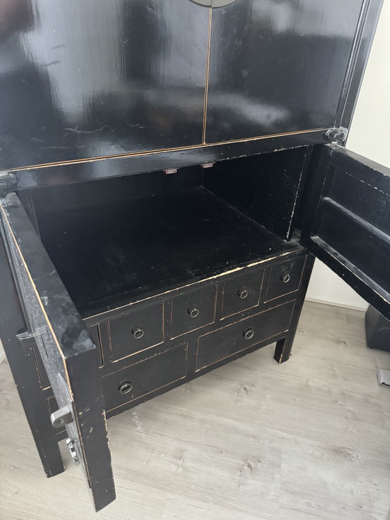 Antiker chinesischer Schrank, schwarz – 105 x 61 x 182 cm – Schränke, Metal, Wood (photo 13 of 14)