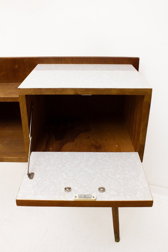 Image 1 of Meuble bas vintage en bois des années 60 avec plateau en Formica et poignées en laiton