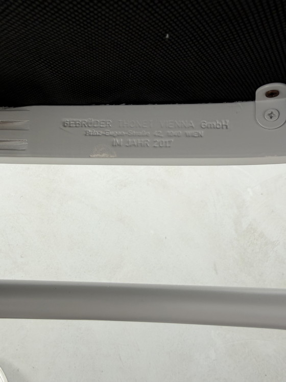 Image 1 of 4 chaises Thonet grises