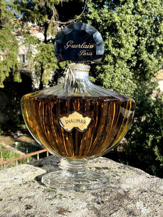 Image 1 of GUERLAIN - SHALIMAR Flacon Factice Géant de Parfum