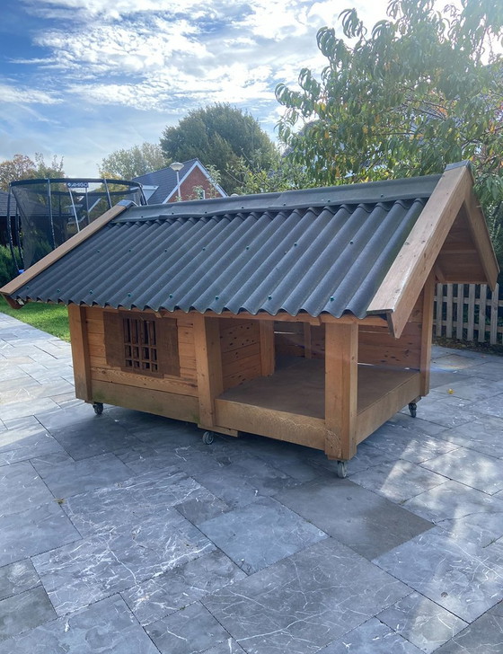 Image 1 of Casa de perro de madera hecha a mano