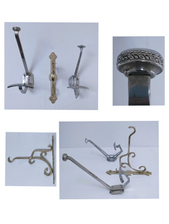 Image 1 of Tres ganchos para abrigos de latón, cromo y aluminio.