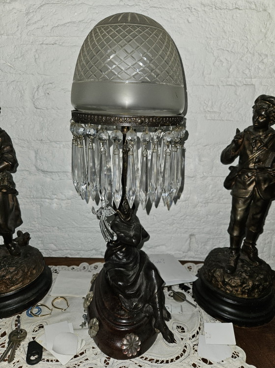Image 1 of 2 estatuas y una lámpara