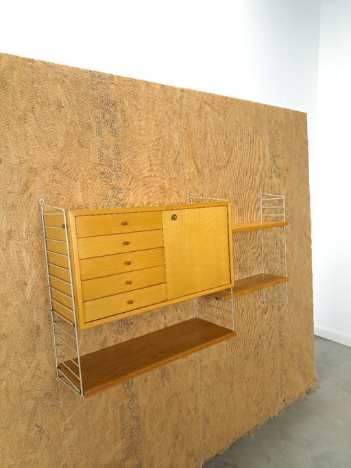 Sistema di parete modulare String con armadio e ripiani