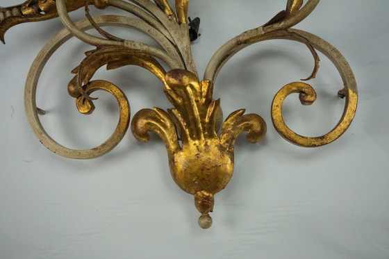 Image 1 of Coppia di grandi lampade da parete floreali in metallo dorato e laccato. Italia anni '60