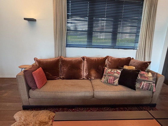 Image 1 of Deux fauteuils Promemoria Wanda en tissu cappuccino avec 8 coussins Promemoria et un tapis iranien assorti.