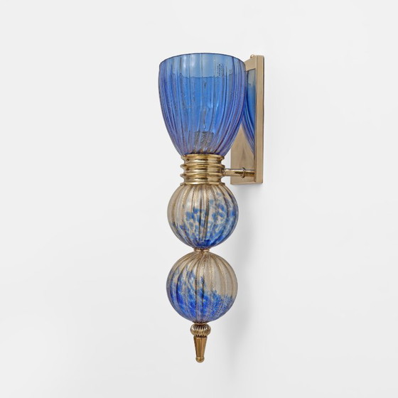 Image 1 of Een paar blauwe wandlampen van Murano-glas met goudstofaccenten.