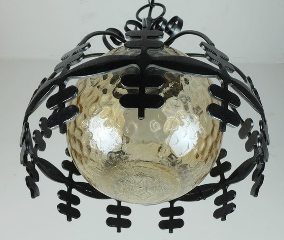 Image 1 of Exceptionnelle suspension en verre ambré des années 1970 avec structure en fer