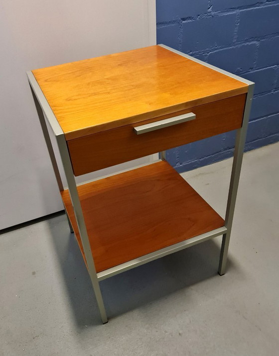 Image 1 of Table de chevet vintage du milieu du siècle en bois et métal dans le style de George Nelson