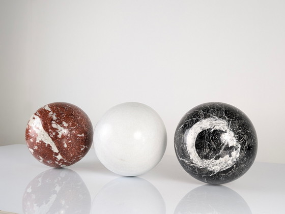 Image 1 of Tavolino da caffè italiano con sfere in marmo bianco, nero e rosso, anni '90