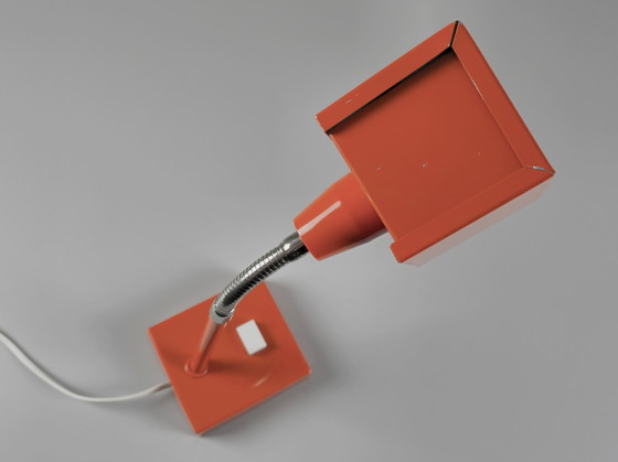 Image 1 of 1970er Vintage ELIDUS 'Kuben' Typ 2203 Tischlampe von Björn Svensson - Orange skandinavische moderne Schwanenhals-Tischlampe.