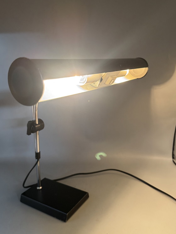Image 1 of Stijlvolle verstelbare bureaulamp van OMI – Mid-Century functionaliteit met een strakke moderne uitstraling