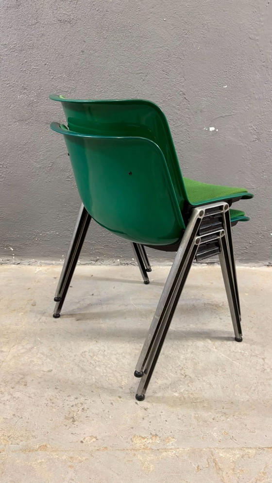 Image 1 of Een paar groene plastic conferentiestoelen in mid-century modern stijl, met chromen frame, jaren 1985, Italië