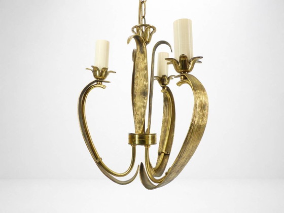 Image 1 of Lámpara de araña de tres brazos en latón dorado, con motivos de follaje y volutas, estilo Art Déco, circa 1950.