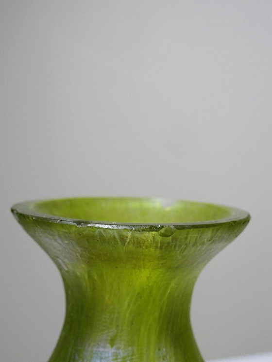Image 1 of Piccolo vaso Art Nouveau in vetro soffiato verde iridescente, antico 1900-1915