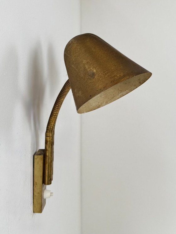 Image 1 of Jacques Biny, Frankrijk, 1950, dubbele verstelbare wandlamp van gepatineerd messing.