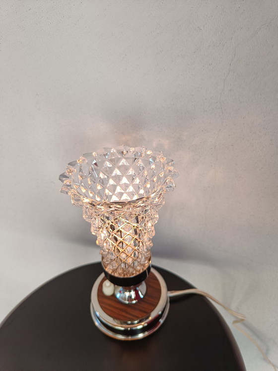 Image 1 of Lampada da tavolo italiana vintage con paralume in vetro pressato, base in cromo e legno, anni '70.