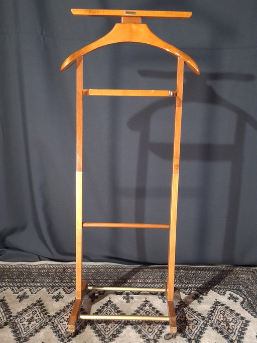 Perchero de madera con ruedas