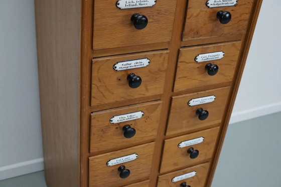 Image 1 of Botiquín alemán antiguo de roble con placas esmaltadas, años 40